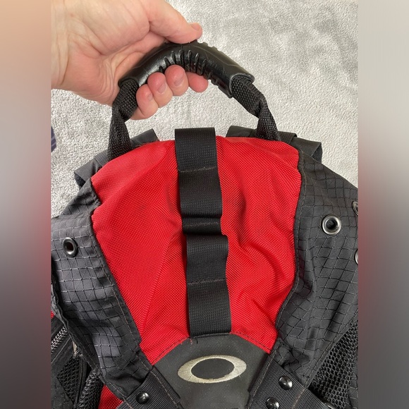 Vintage Oakley Icon Backpack Red Black Bag Nylon •One Side Pocket Zipper Issue• - Picture 5 of 16